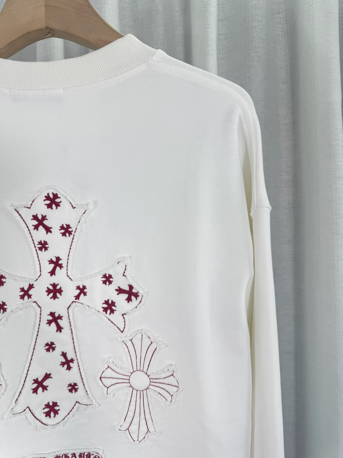 P260 top version, real shot without P, ​​different from market currency) 𝗖𝗵𝗿𝗼𝗺𝗲 𝗛𝗲𝗮𝗿𝘁𝘀/Cro Heart 2025 patch embroidery autumn and winter new original single counter American laser burnt 3D three-dimensional color embroidery couple casual sweatshirt 👑The highest version! Customized fabric 400g tripe terry fabric! American acid-washed and distressed original fabric laser burnt ✟appliqué embroidery and exquisite embroidery of letters! The best-selling model in the counter, very comfortable to wear. Accessories: original molded and authenticated collar label➕100% silk wash label. Genuine purchase-grade original hangtag➕matching hanging rope➕3D hanging beads➕original packaging bag. Craftsmanship: The original version has consistent wiring! The highest version of the armhole matching technique! Color: White Black Size: S M L XL Style Number: 25-316
